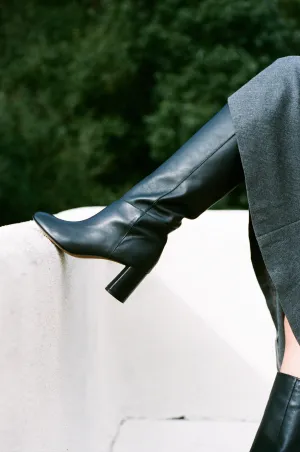 Donna in Black