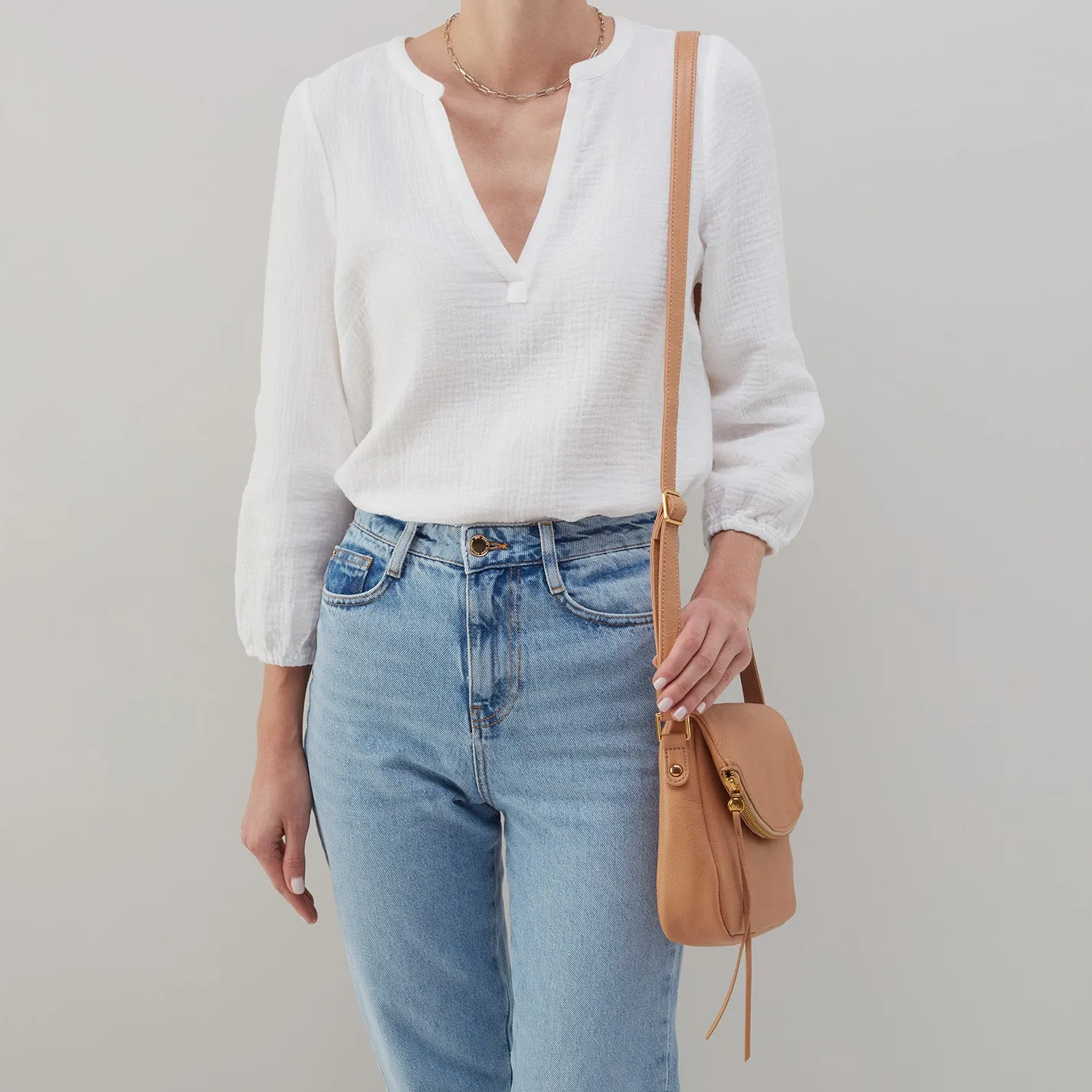 Fern Messenger Crossbody In Pebbled Leather - Sandstorm