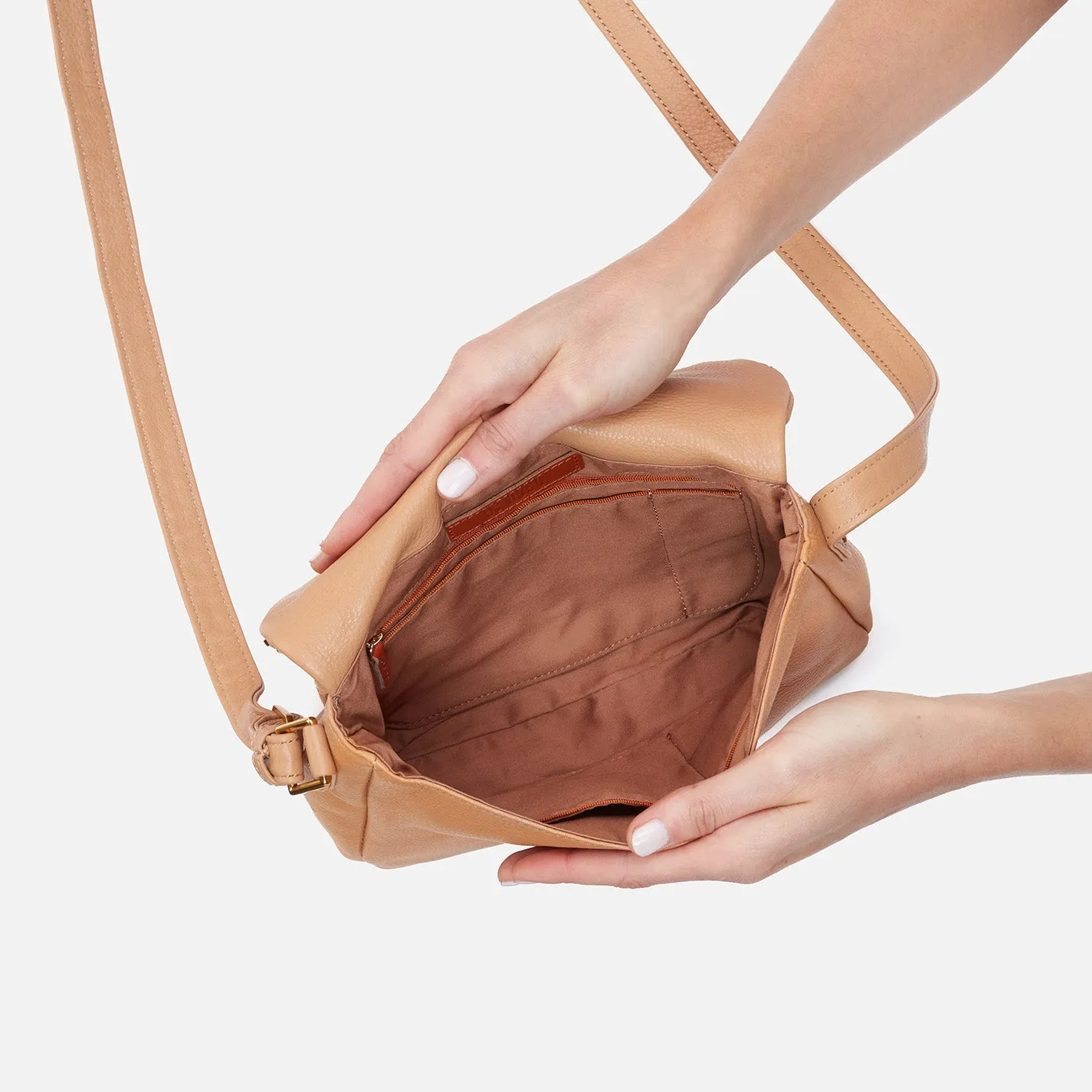 Fern Messenger Crossbody In Pebbled Leather - Sandstorm