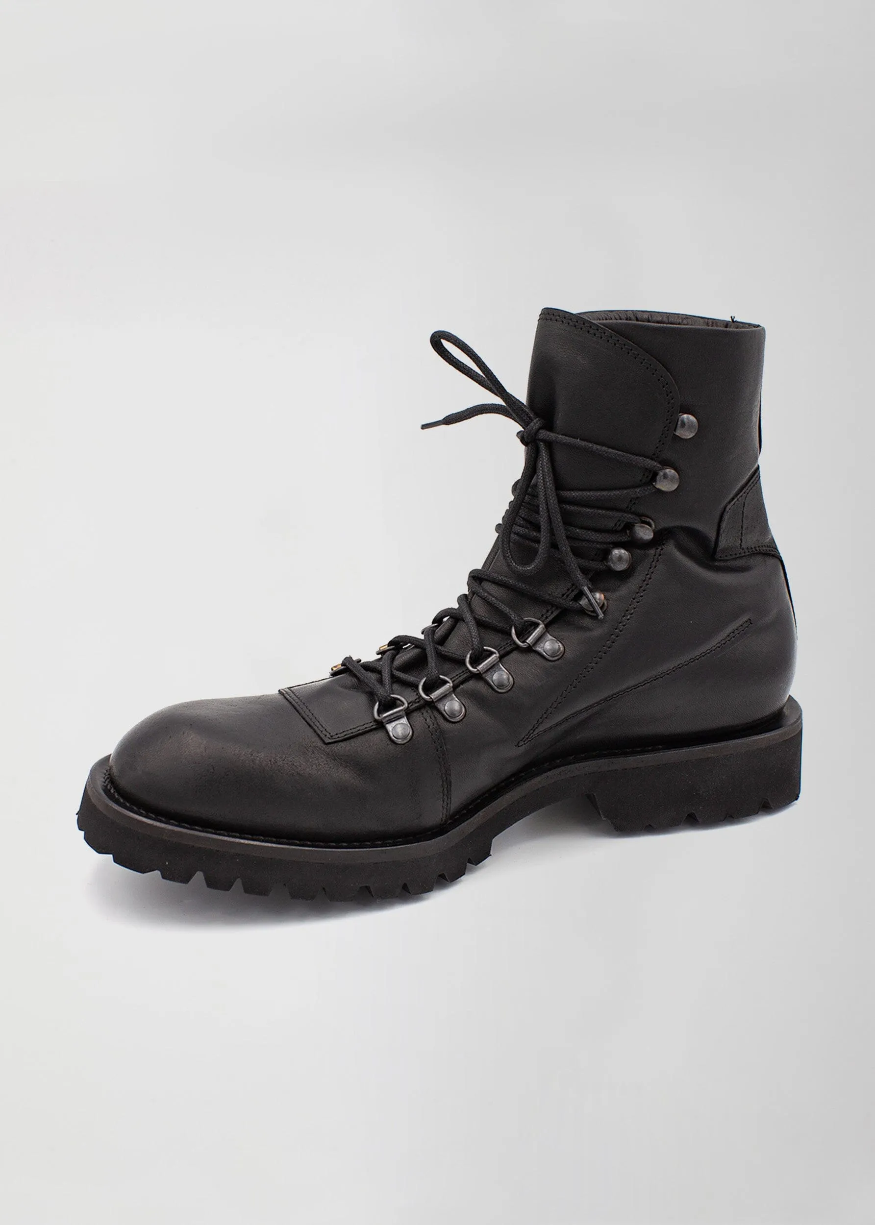 HIKING BOOT