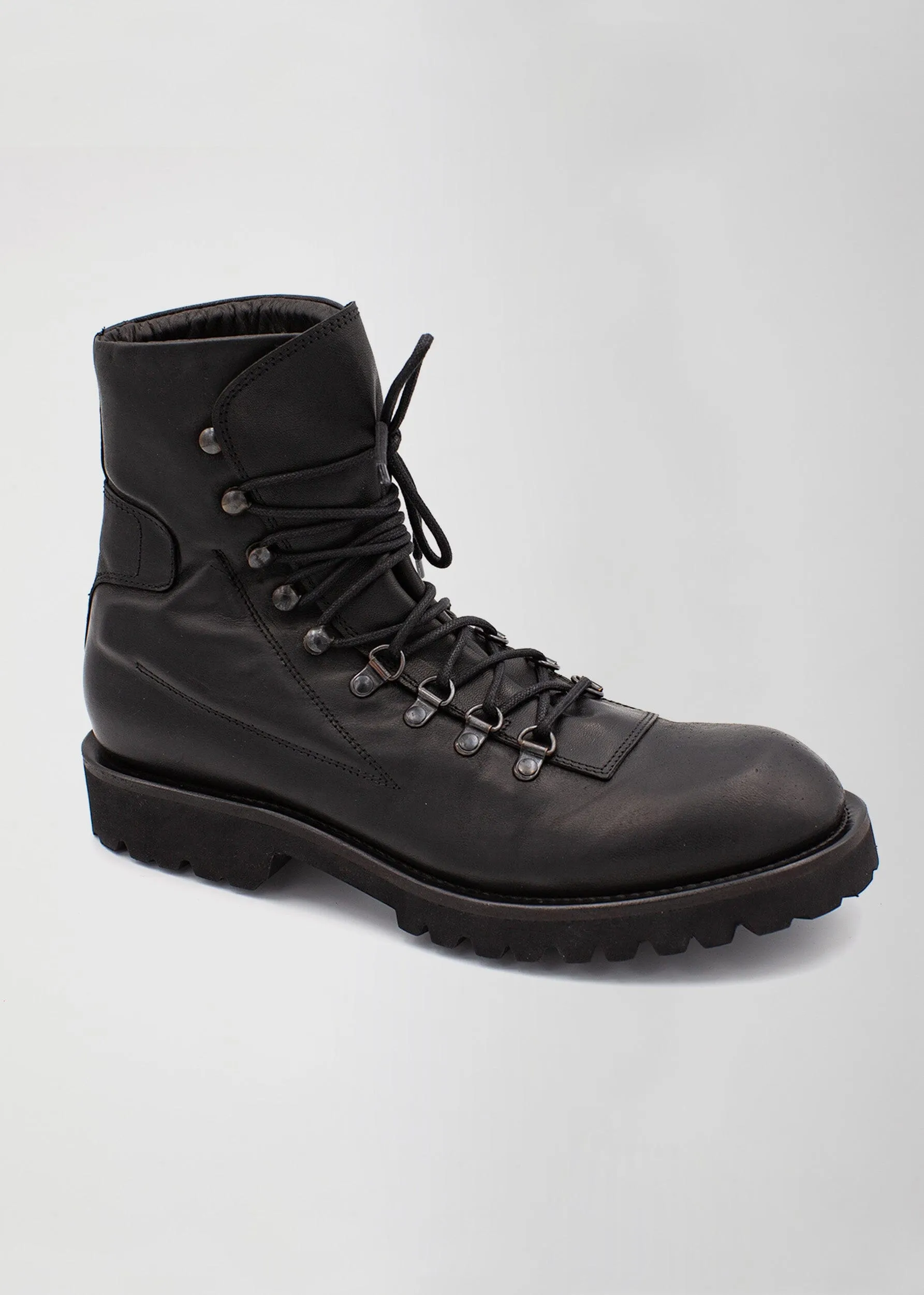 HIKING BOOT