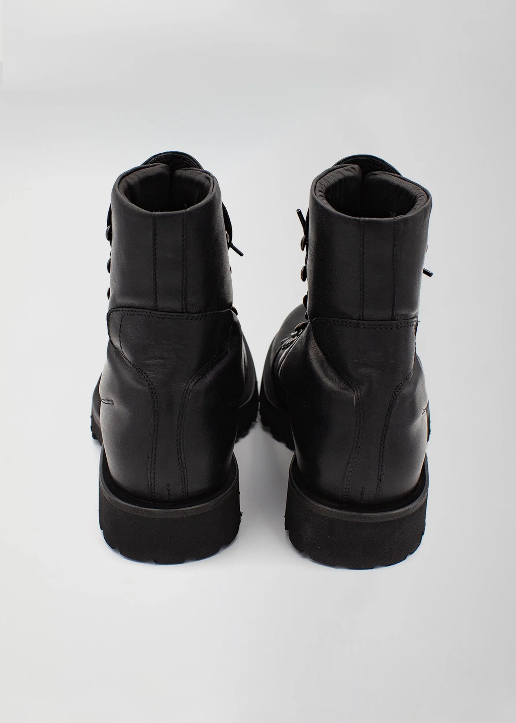 HIKING BOOT