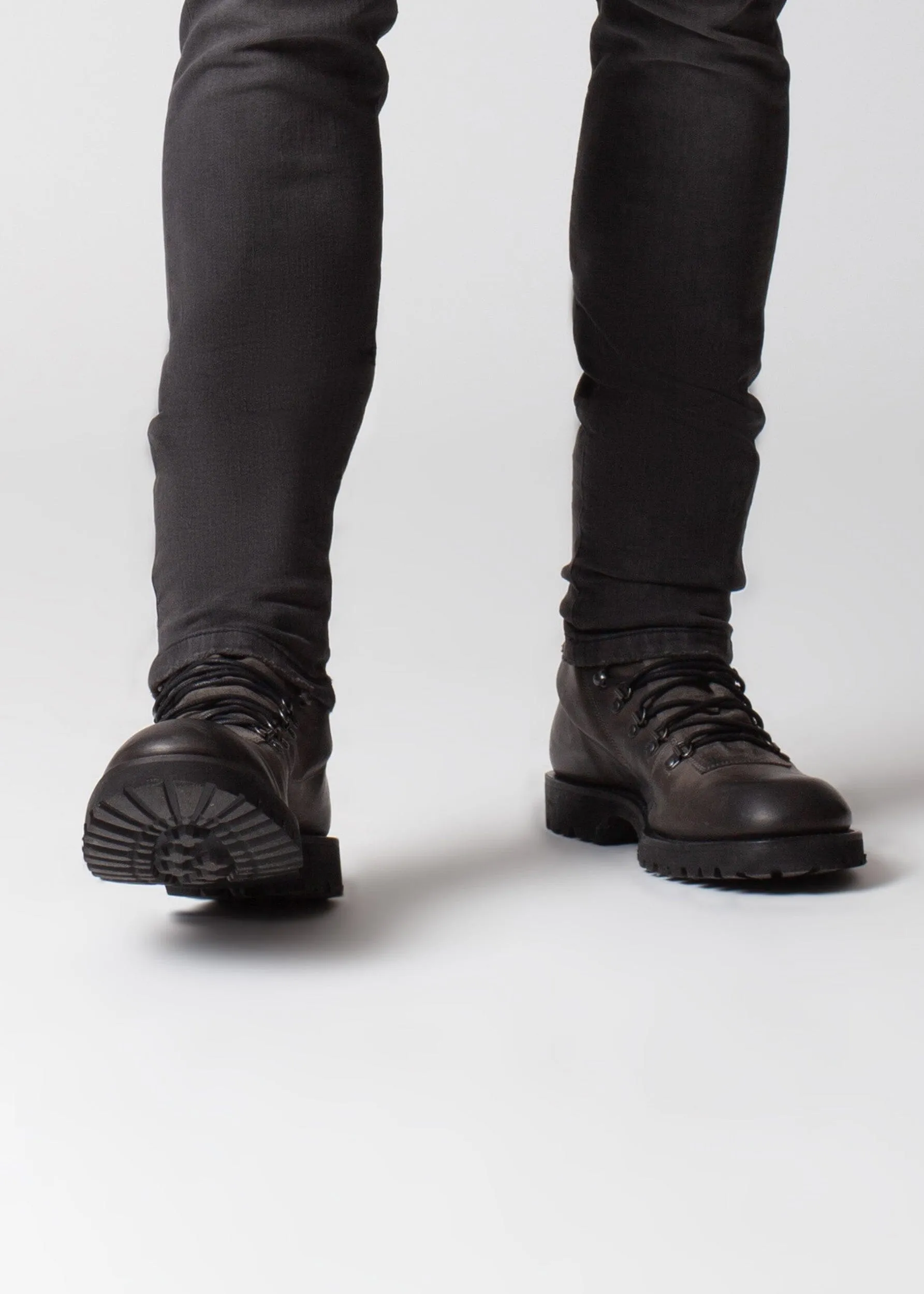 HIKING BOOT