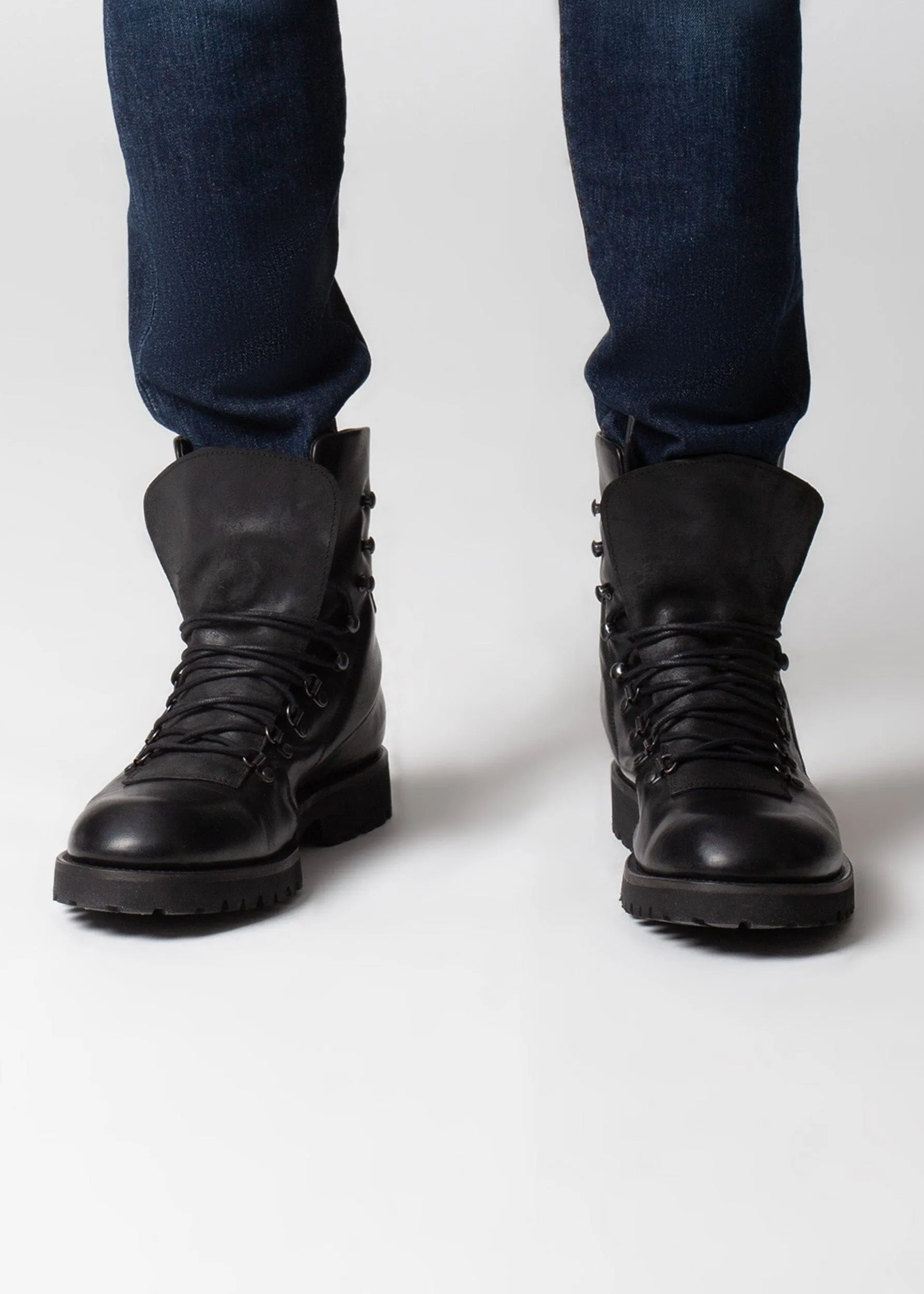 HIKING BOOT
