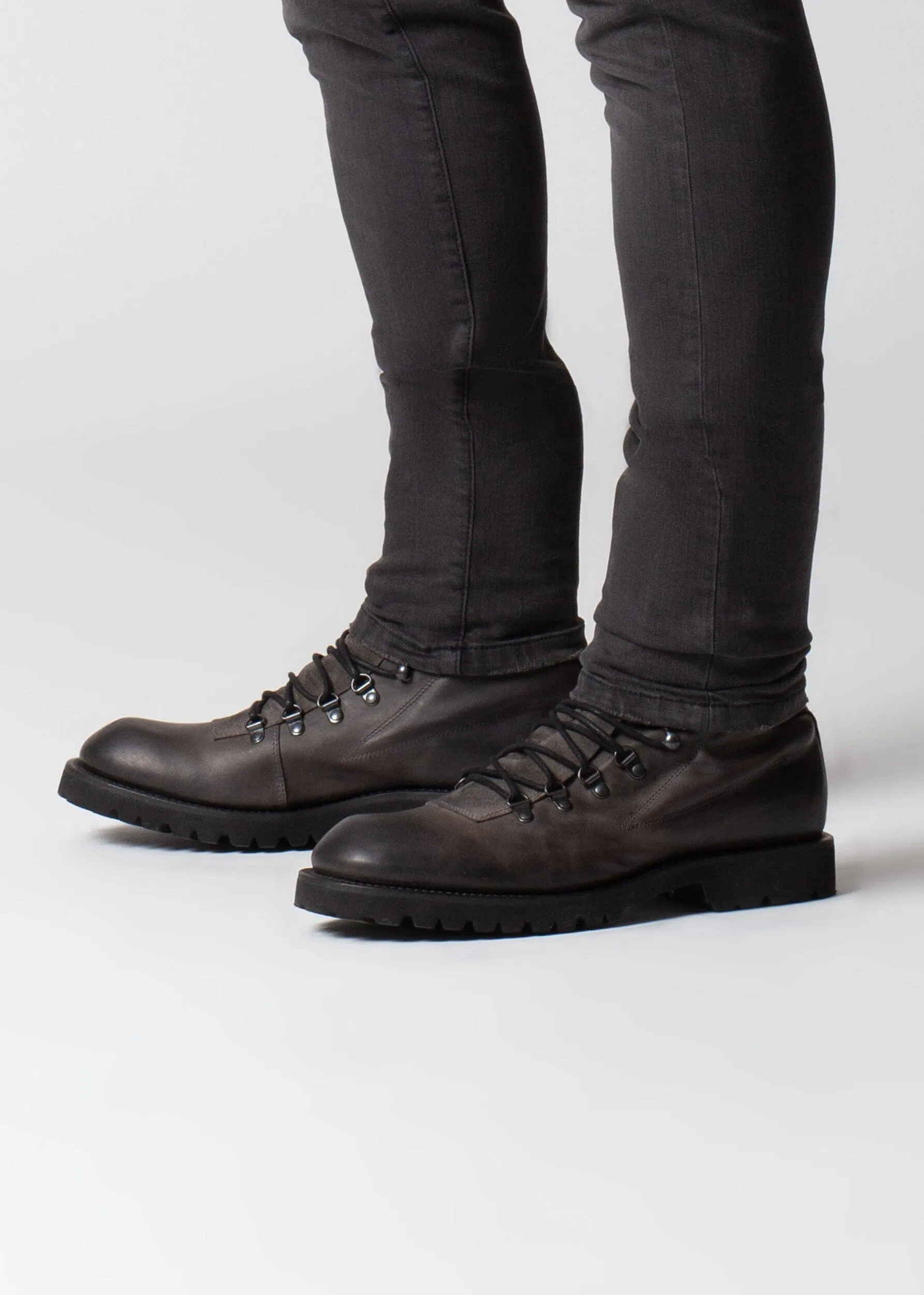 HIKING BOOT