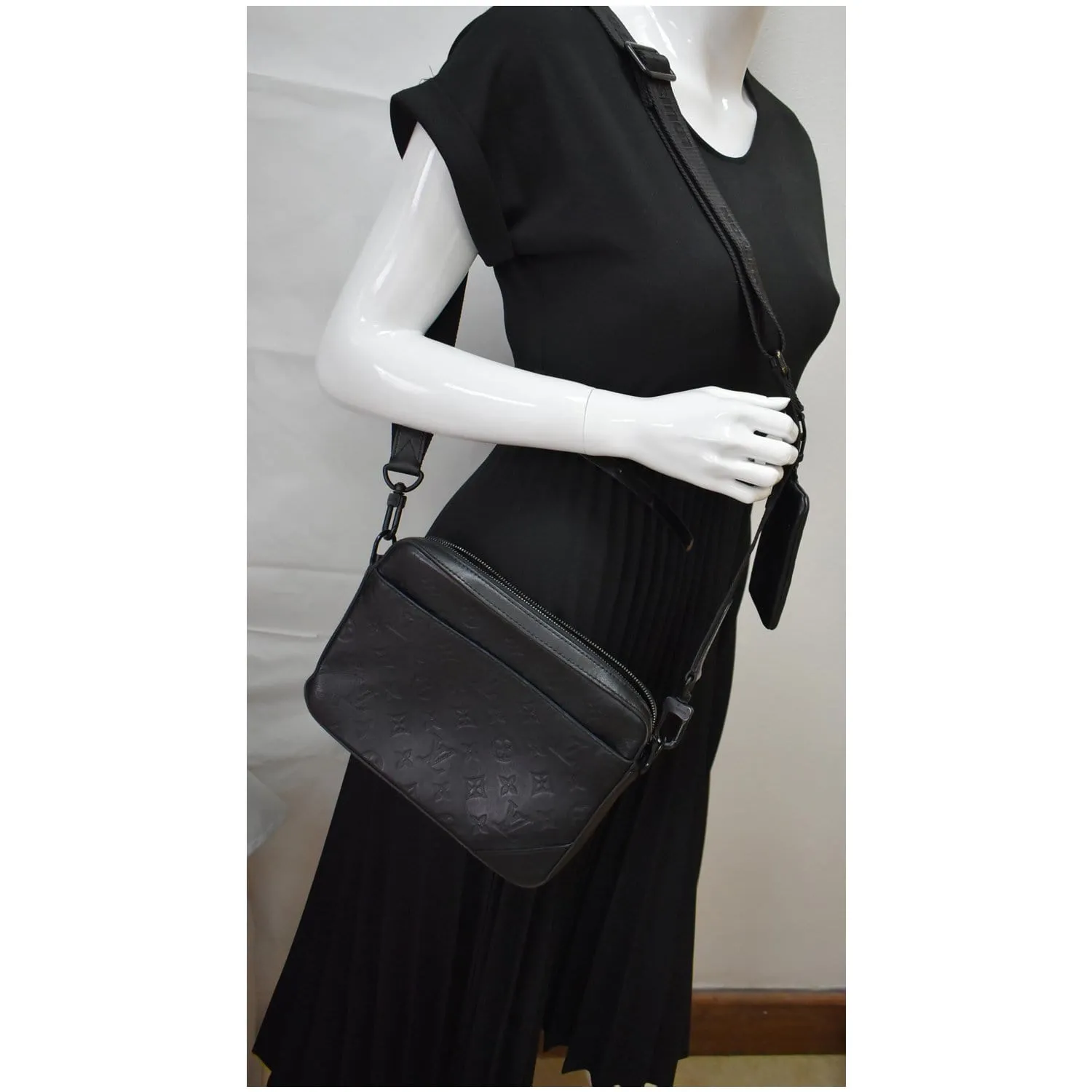 LOUIS VUITTON Duo Messenger Shadow Leather Crossbody Bag Black
