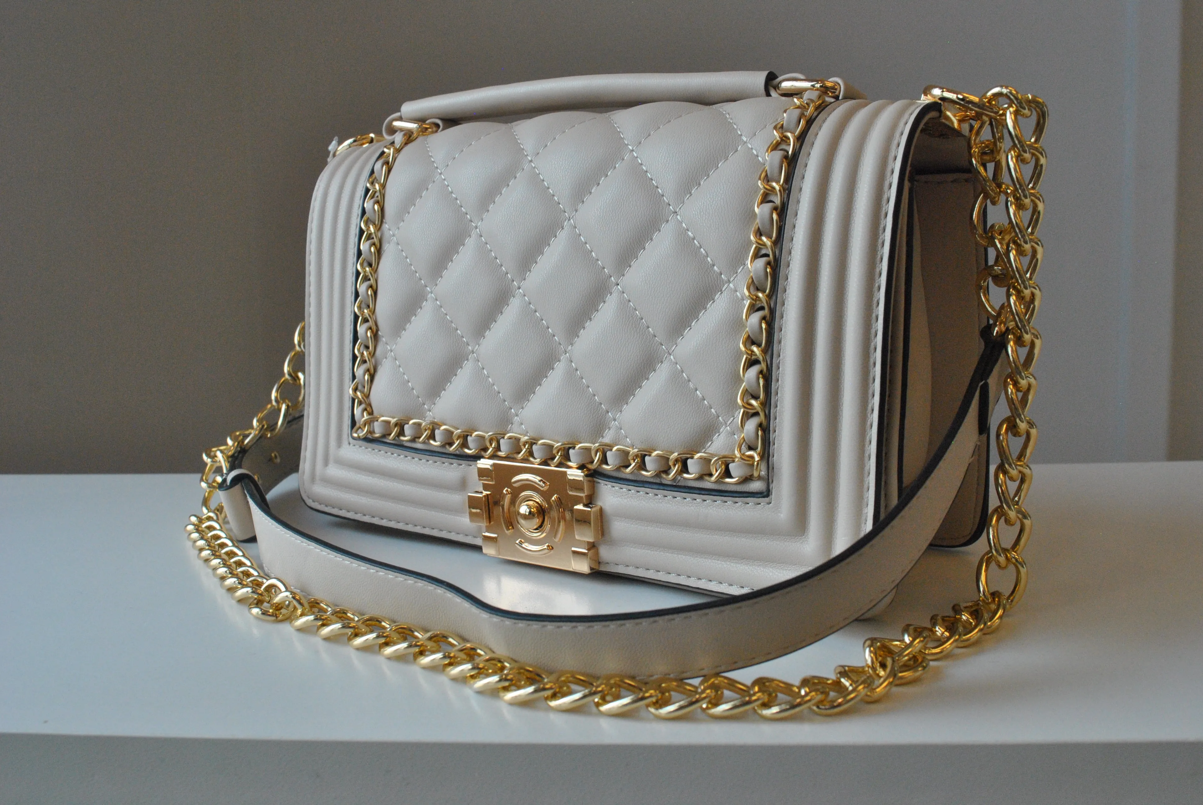 SAND COLOR GUILTED CROSSBODY BAG WITH GOLD CHAIN DEATILS