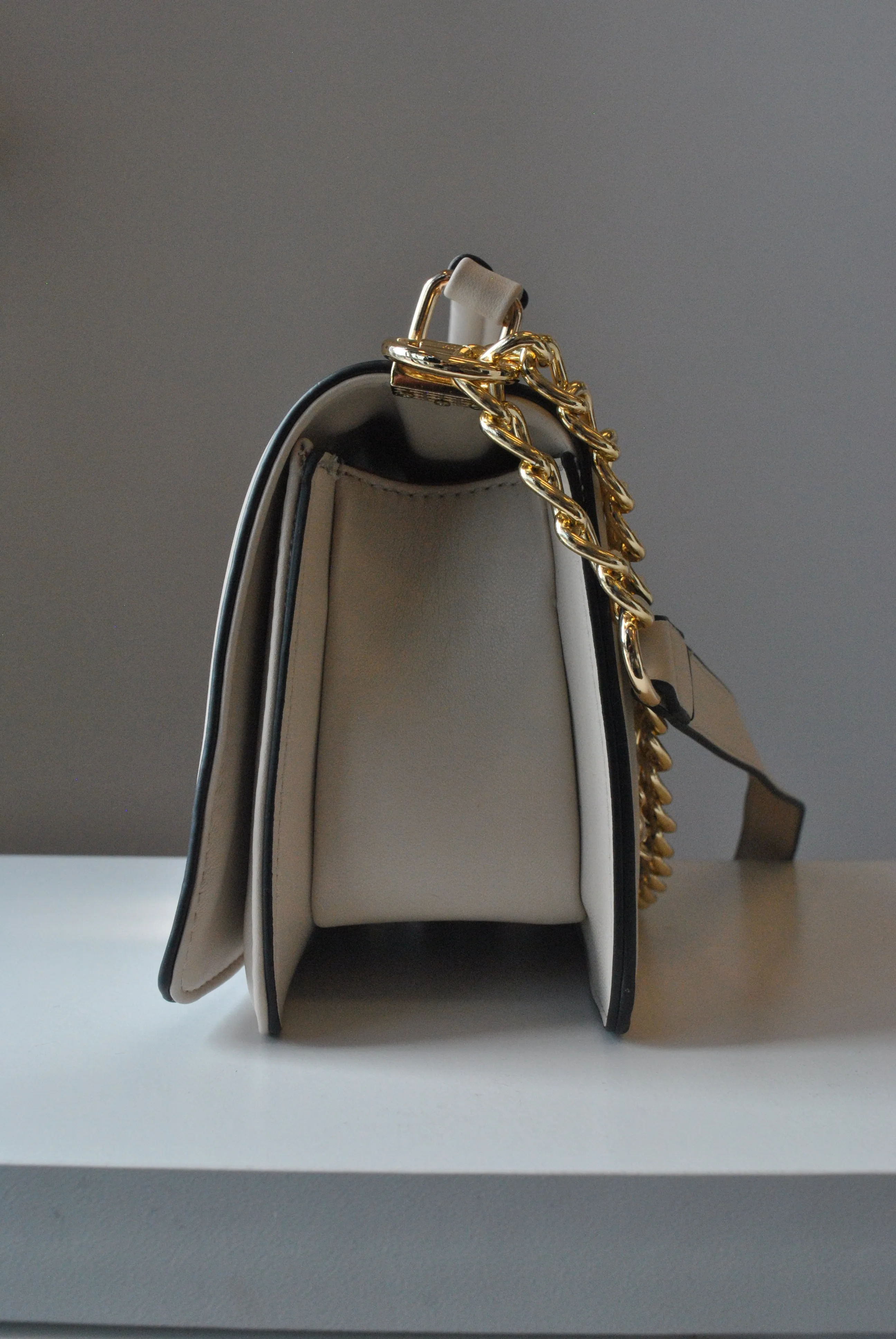 SAND COLOR GUILTED CROSSBODY BAG WITH GOLD CHAIN DEATILS