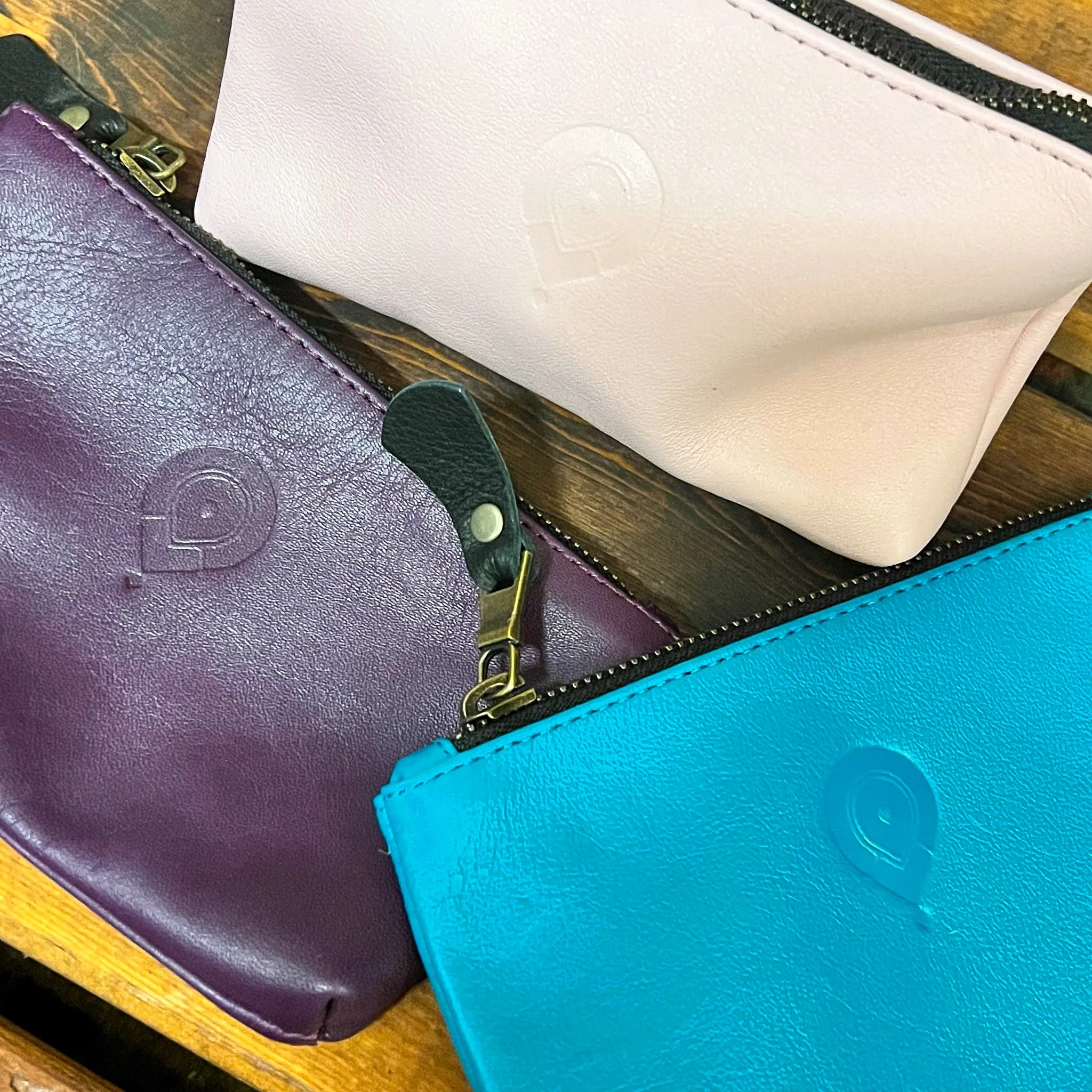 THE MANAGER : HUES