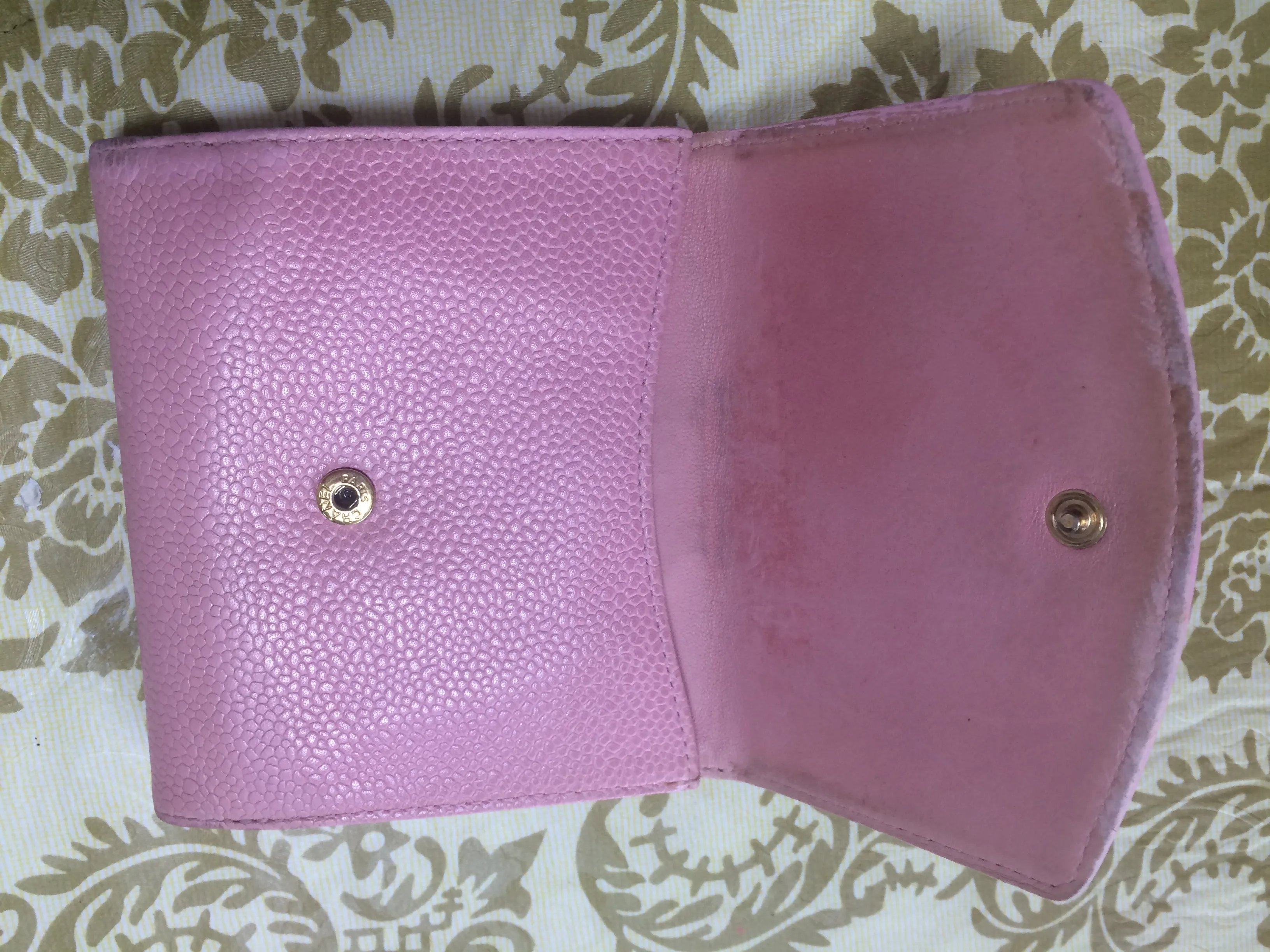 Vintage CHANEL milky pink caviar leather wallet with stitched CC mark. Classic.