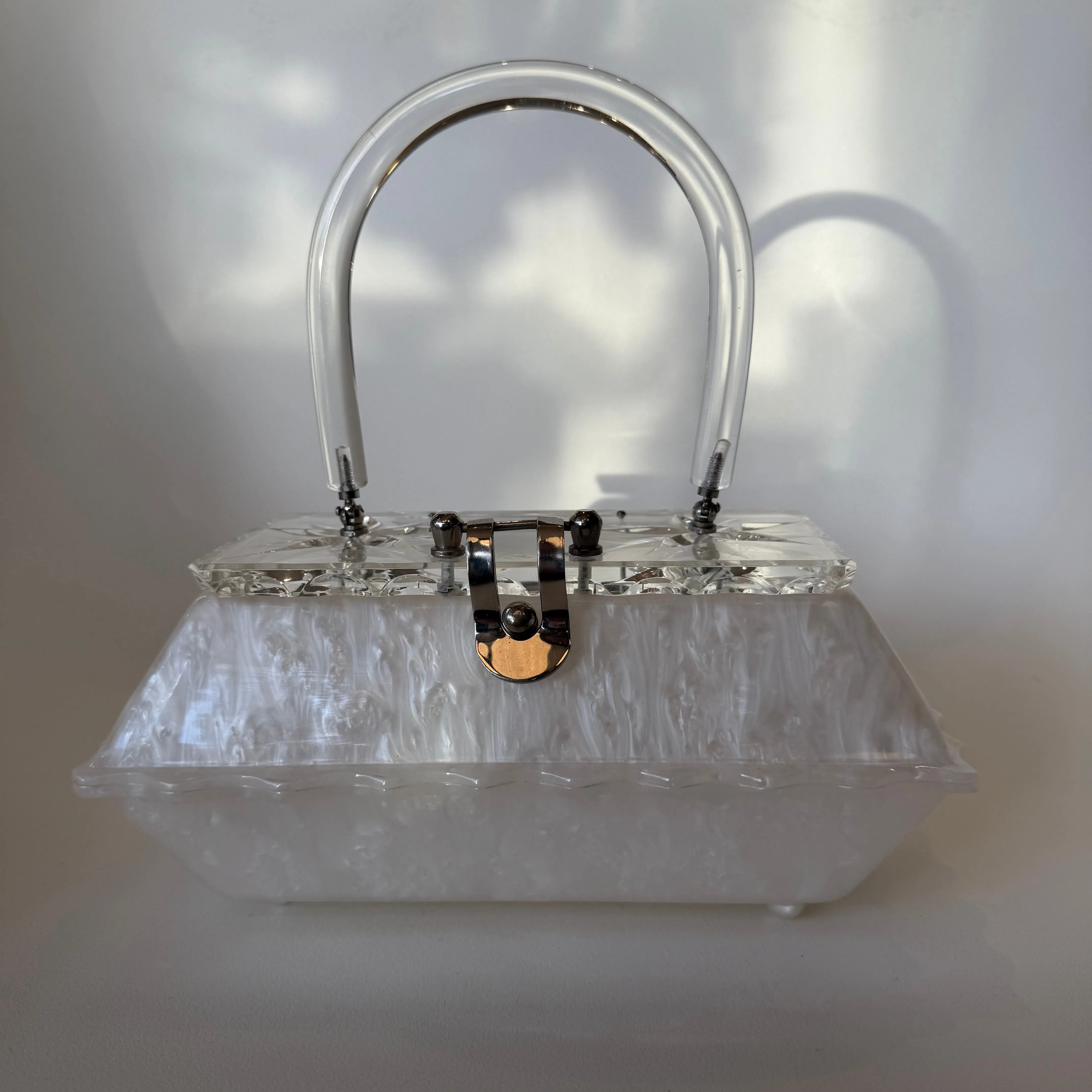 Vintage Llewellyn White Pearl & Clear Lucite Purse (1123a)